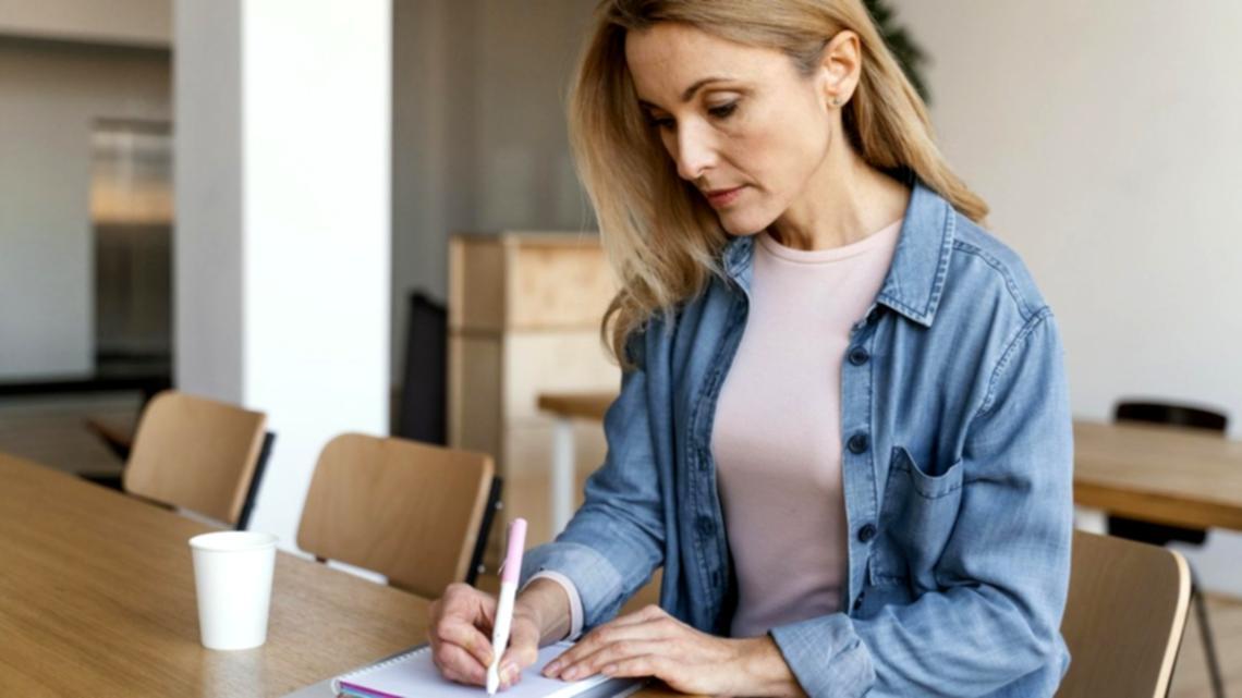 Estudiantes trabajando con herramientas de planificación financiera