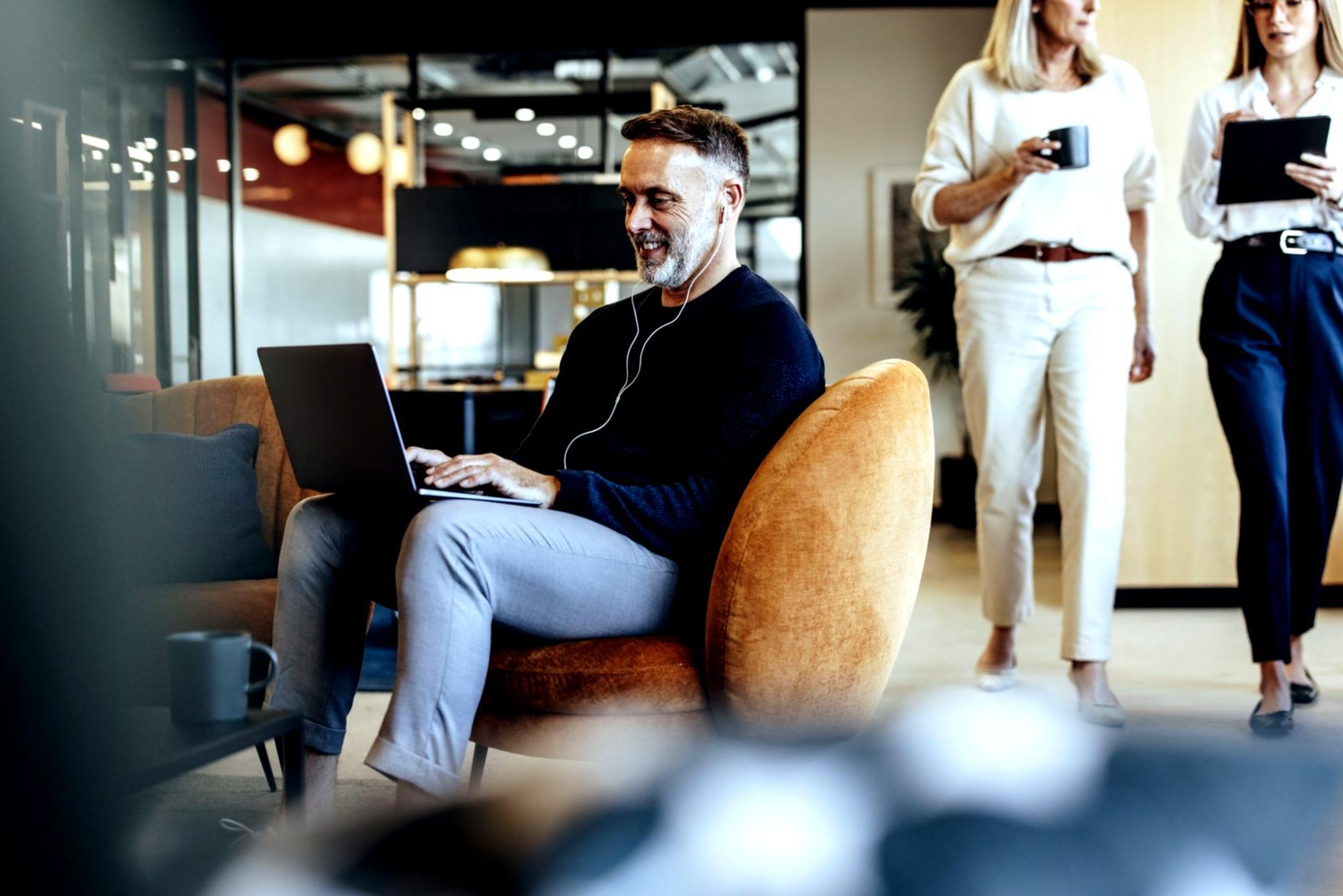 Persona planificando sus finanzas personales con calendario