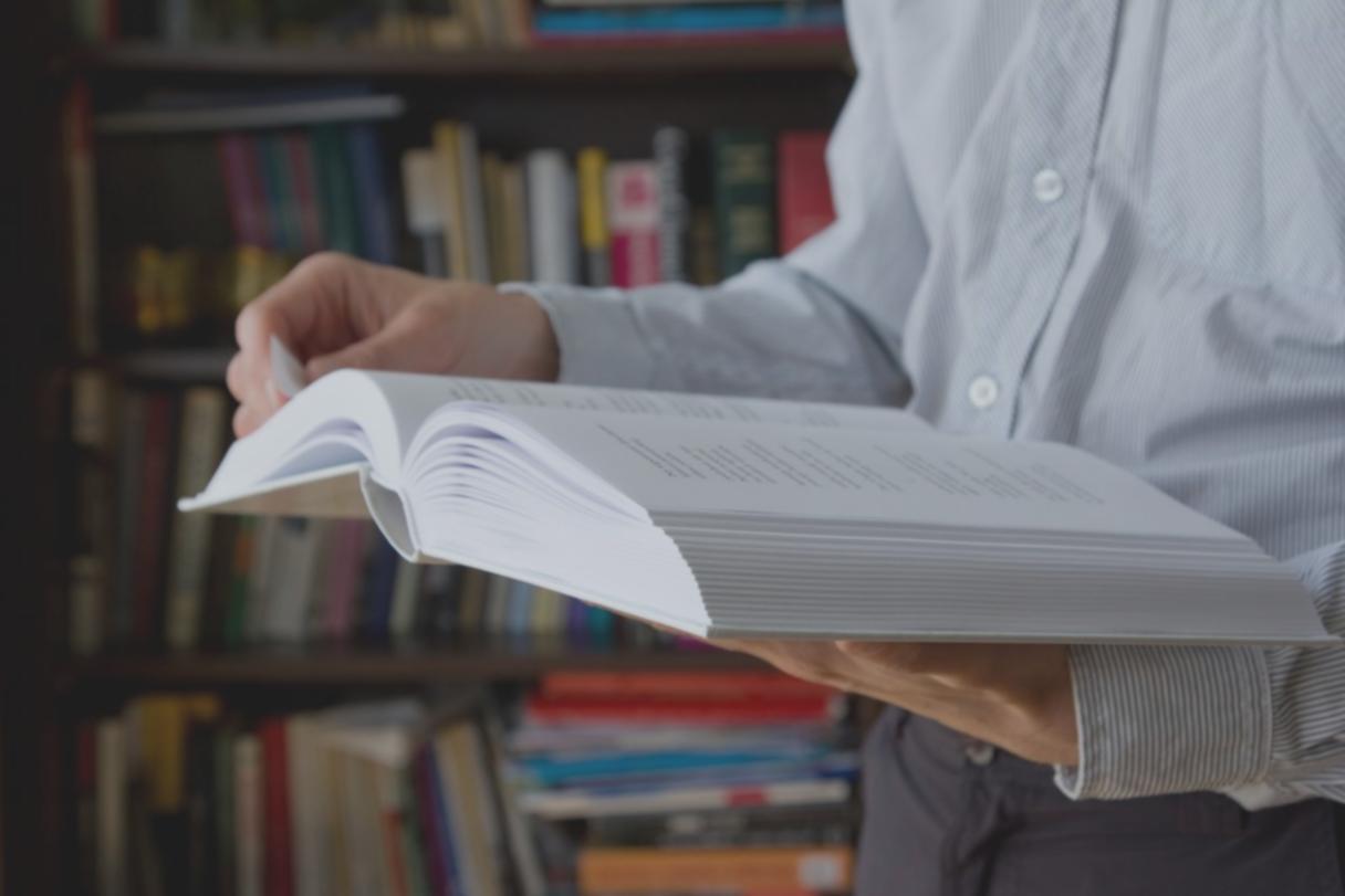 Instructor enseñando planificación financiera en sesión interactiva